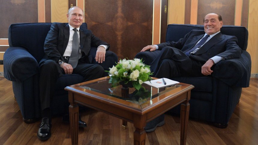 ЕК: Подарената водка от Путин на Берлускони нарушава санкциите