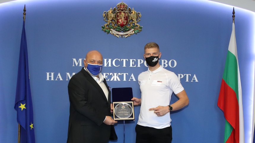 Министър Кралев награди младата надежда в мотоциклетизма Теодор Кабакчиев