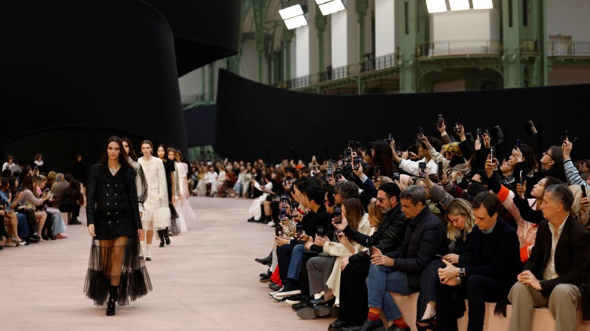 Chanel сложи бляскав завършек на Седмицата на модата в Париж (ВИДЕО+СНИМКИ)