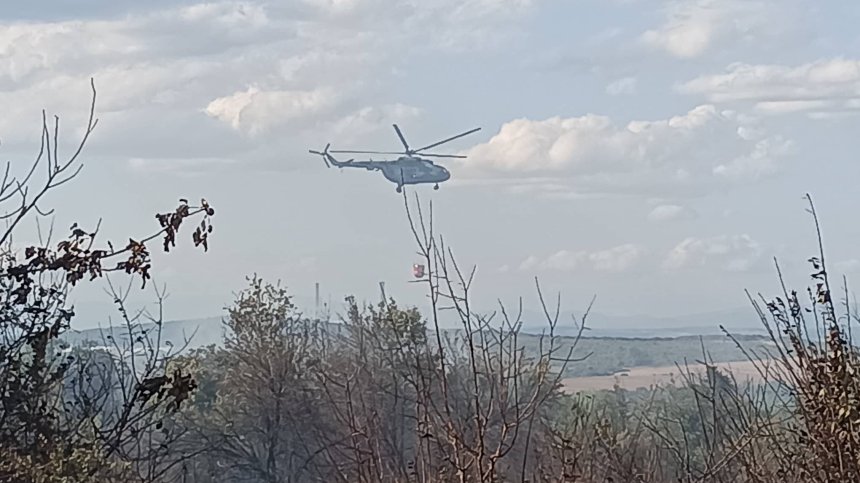 Обявиха частично бедствено положение в Старозагорско, Ми-17 гаси пламъците
