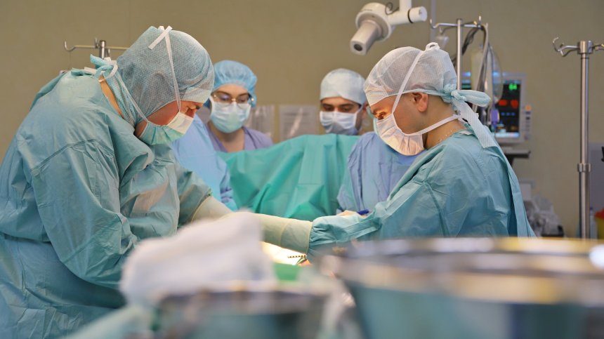 Десета чернодробна трансплантация във ВМА за годината спаси 23-годишен мъж