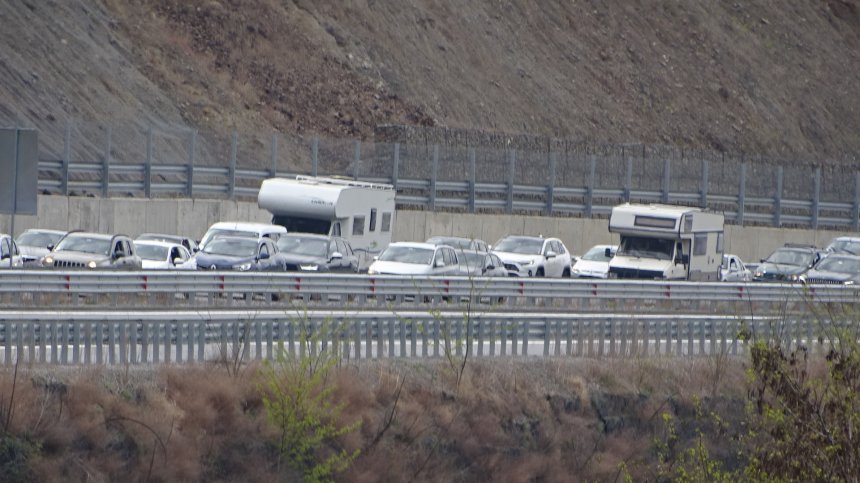 Часове отне минаването по границите в последния почивен ден, не мина и без катастрофи