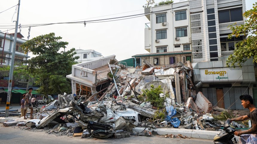 В болници в Мианмар няма свободни легла и не достигат спасители
