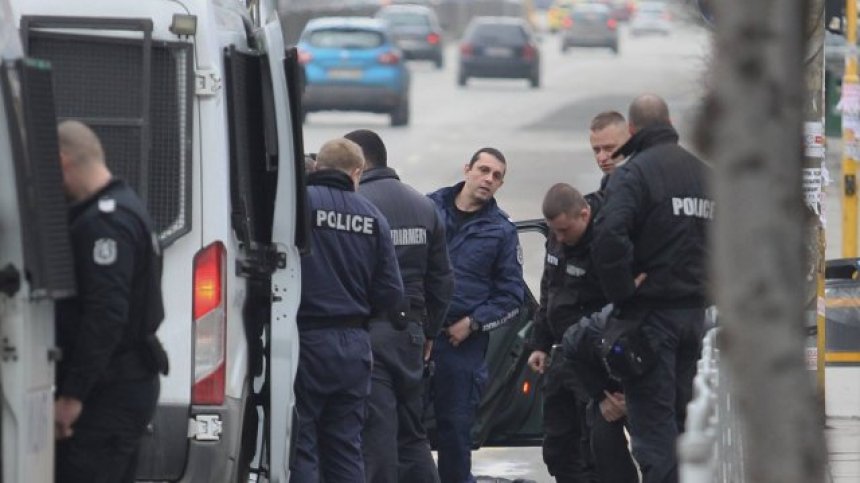 Полицията е на крак след сбиванията в София, без знамена на протеста