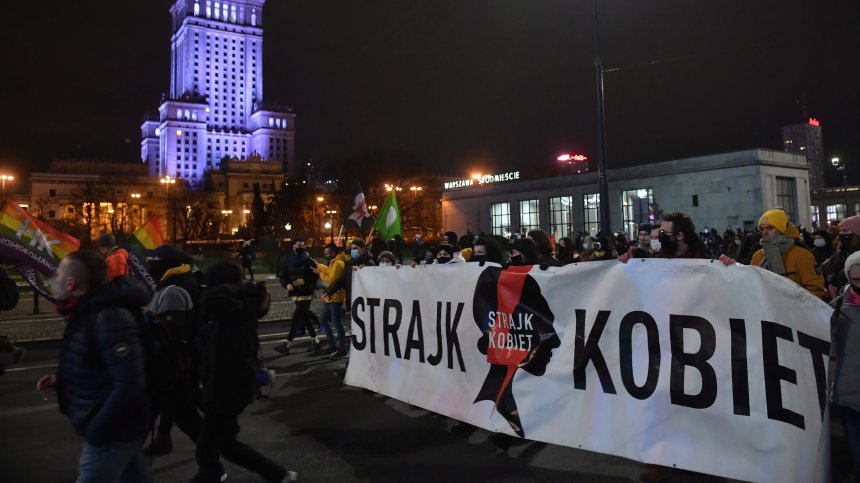 Хиляди в Полша излязоха на протест срещу забраната на абортите