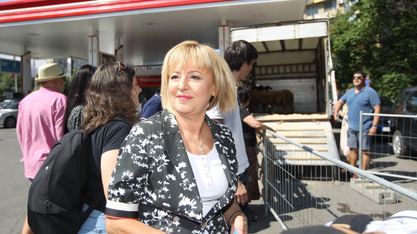 Манолова: Обедняваме с 10 млн. лв. на ден от разликата с оскъпяването на горивата