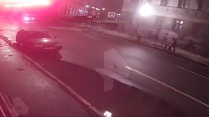 Горящ мъж падна от блок върху преминаваща пешеходка (+Видео)