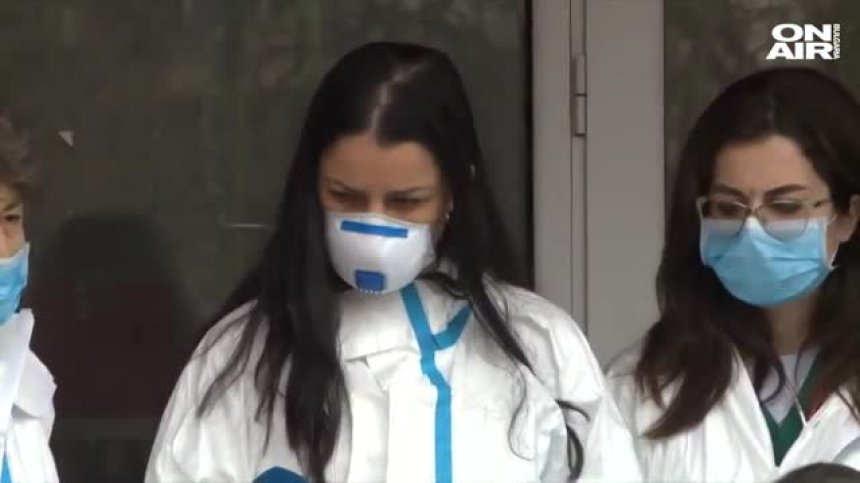 Медицински сестри и лекари напускат заради липсата на защитни облекла