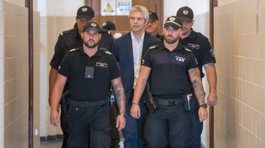 Семейство, близки и депутати подкрепиха Благомир Коцев в съда