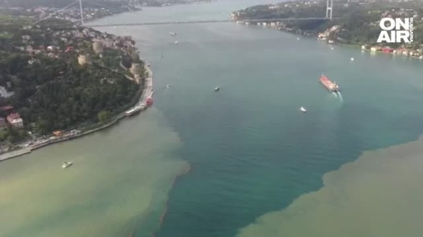 Водите на Босфора промениха цвета си (+ВИДЕО)