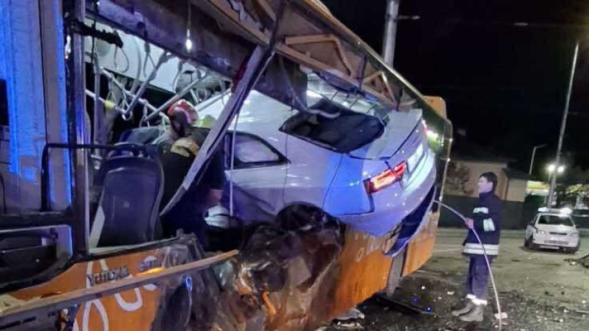 Моментът на катастрофата: Ето как колата се вряза в автобуса в София (ВИДЕО)