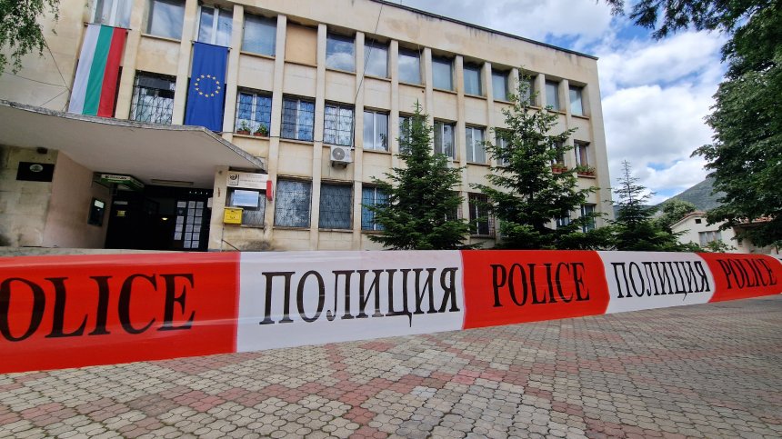 Маскирани нахлуха в кметството в Шивачево, стреляха по охранителя