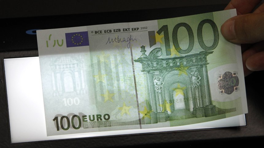 Какво се случва с еврото и долара