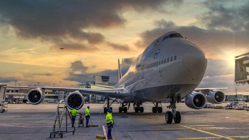 Арестуваха мъж, излязъл през аварийния изход на самолет. Пътниците: Спаси ни живота