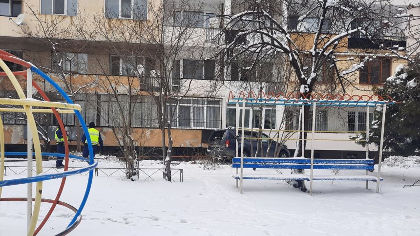 Джип се вряза в блок в кв. "Дружба", минал през детска площадка