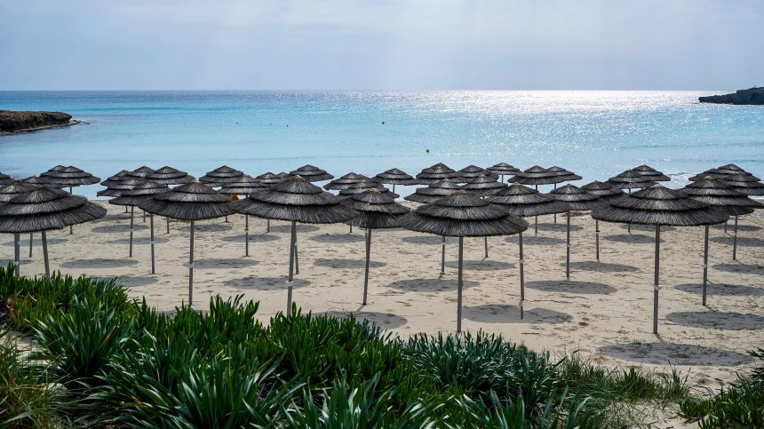 Затвориха плажен бар на Халкидики, завзел незаконно бреговата линия