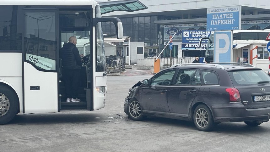 Катастрофа между пътнически автобус и кола на Централна гара в София