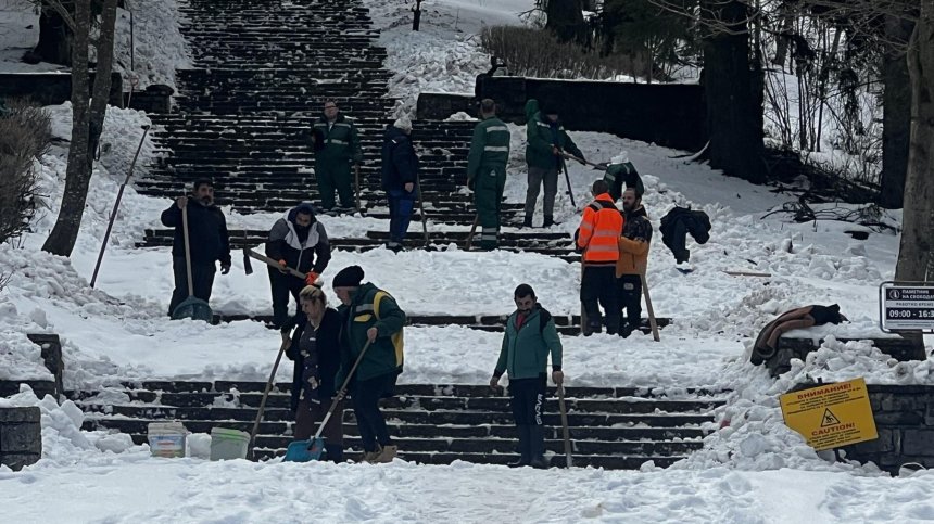 Ударно чистят сняг и лед на Шипка за честванията на 3 март