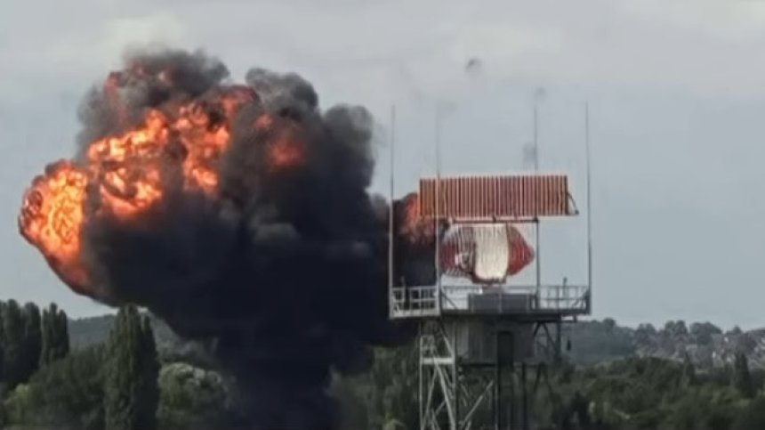 Първи кадри от разбиването на самолет в Лондон, пилотът помахал на деца (ВИДЕО)
