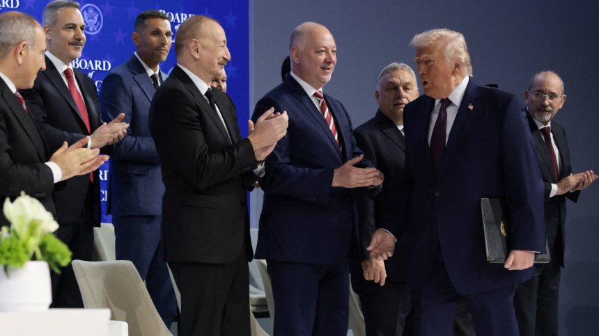 Тръмп прикова погледите на света и открадна шоуто в Давос (СНИМКИ)