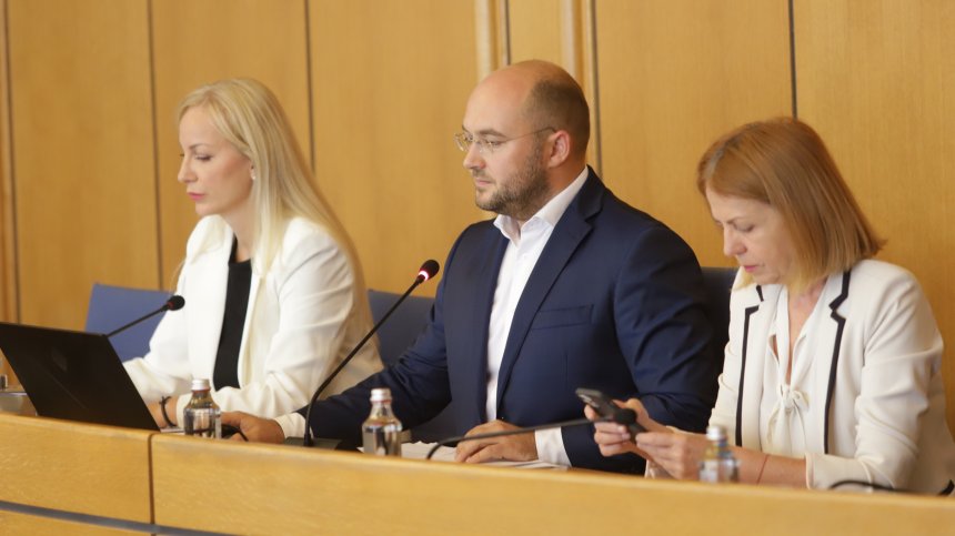 "По-добре с бюджет, отколкото да няма нищо": СОС дава рекордни пари за тротоари, канализация, градини