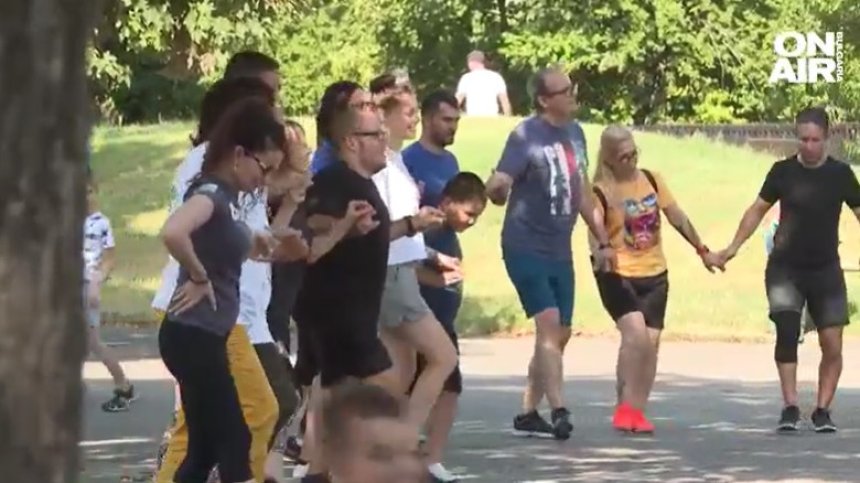 Голямо хоро край езерото събра десетки хора в столичния район "Искър"