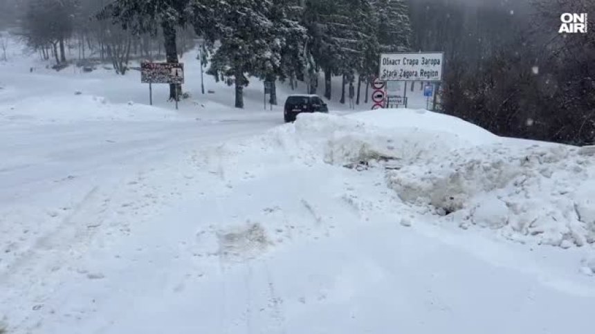 Неспирен сняг на Шипка, обилен дъжд наводни къщи в Обручище