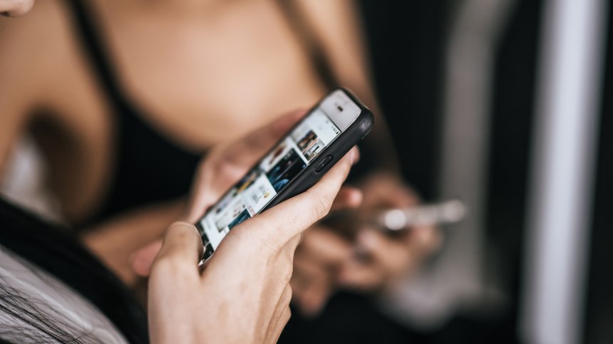 Как и защо TikTok и Instagram заливат децата с видеа за самоубийства и самонараняване