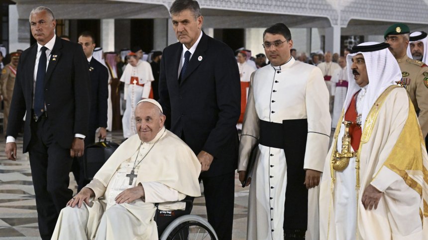 Историческа визита: Франциск стана първият папа, посетил Бахрейн