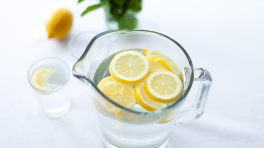 Как да пием повече вода? Добавете щипка есенция и използвайте собствена бутилка