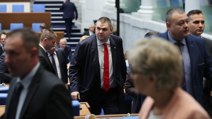 Празниците свършиха и депутатите се скараха заради имунитетите