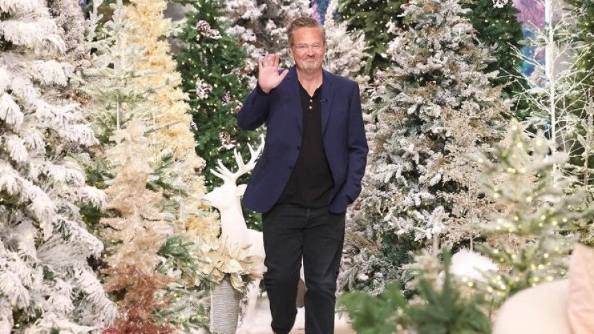 След дългогодишната битка с наркотиците: Матю Пери оплешивява