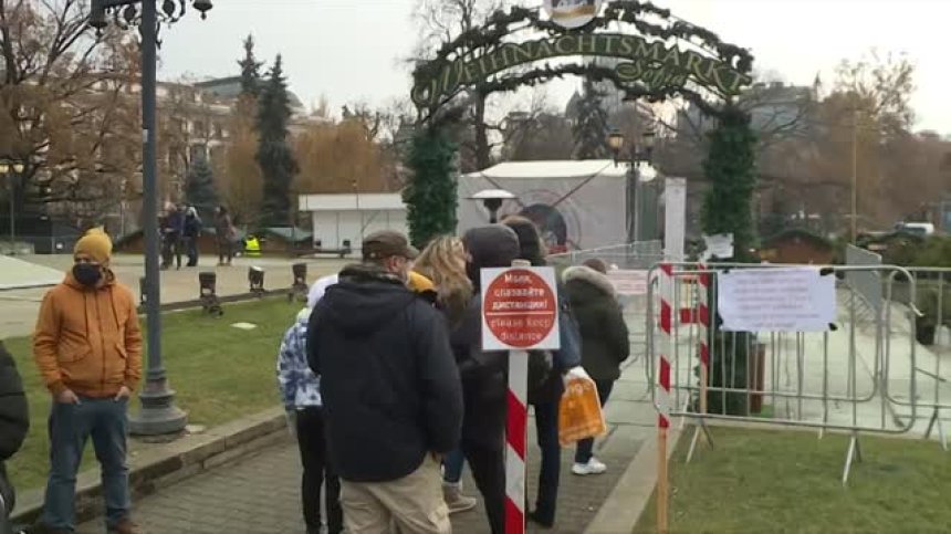Полиция на пост пред големите магазини в Пловдив заради струпване на хора