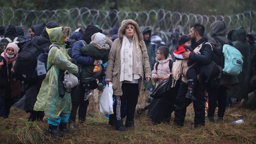 Мигрантите на границата с Полша са пионки в политическа игра между Беларус и нейните съседи?