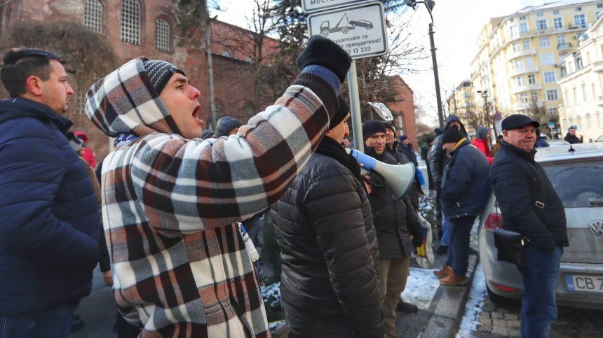 Недоволни от заплатите си служители на Столичния транспорт окупираха общината
