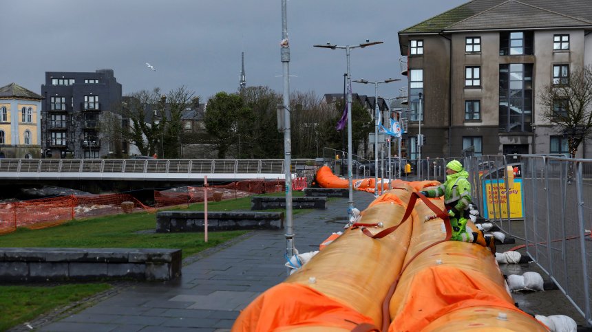 Бурята "Брам" удря Великобритания: Хиляди са без ток