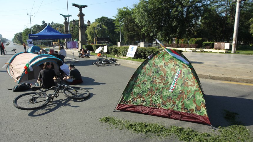 Продължава блокадата на Орлов мост, мъже опитали да запалят палатка