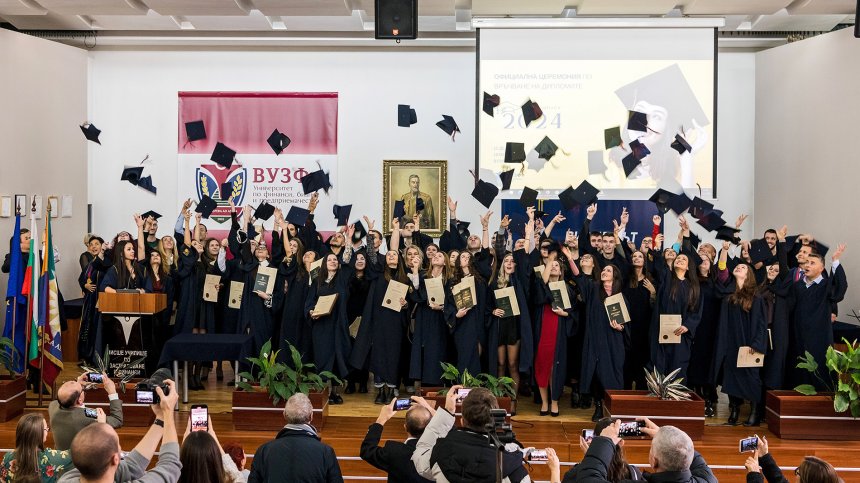 На тържествена церемония връчиха дипломите на випуск 2024 на ВУЗФ
