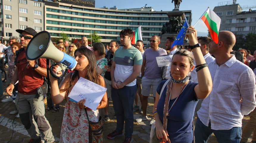 "Мафията вън" пред НС: Блокираха жълтите павета в подкрепа на Минчев и Петков