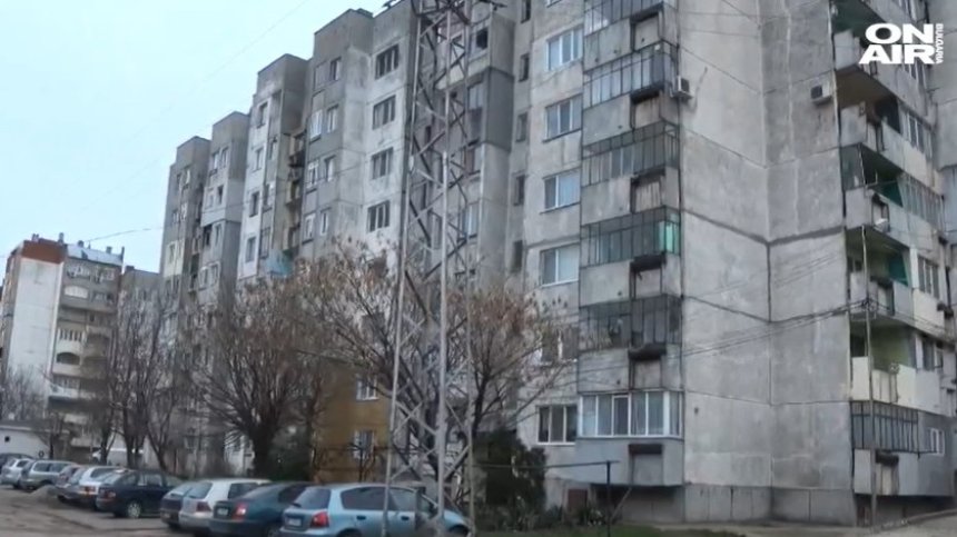 След ВиК авария: Жилищен блок в Тутракан се наклонява, има ли опасност за хората