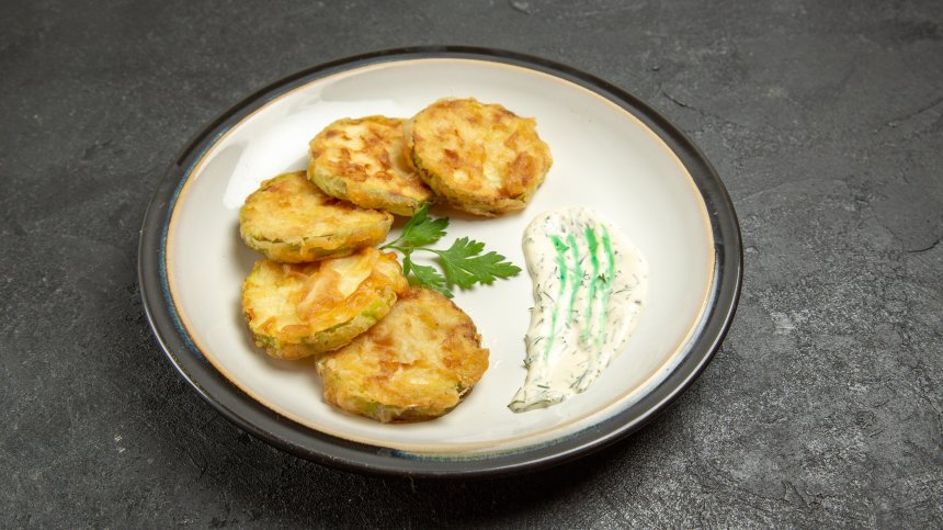 Рецепта от тефтера на баба: Пържени тиквички с чеснов сос