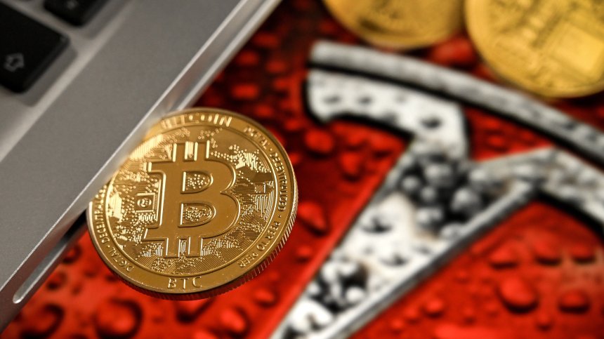 Биткойнът удари ново дъно, може да достигне нулеви емисии до 2024 г.
