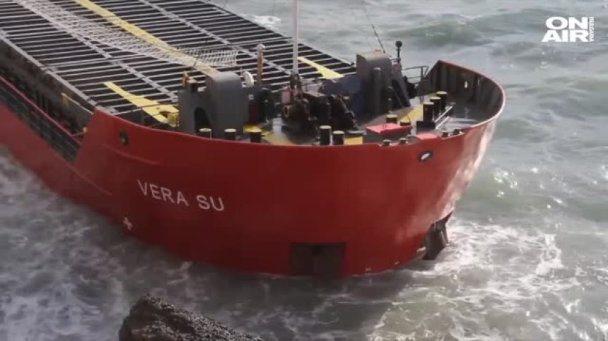 Водолази търсят начин да отворят хамбара на потъналия "Vera Su"
