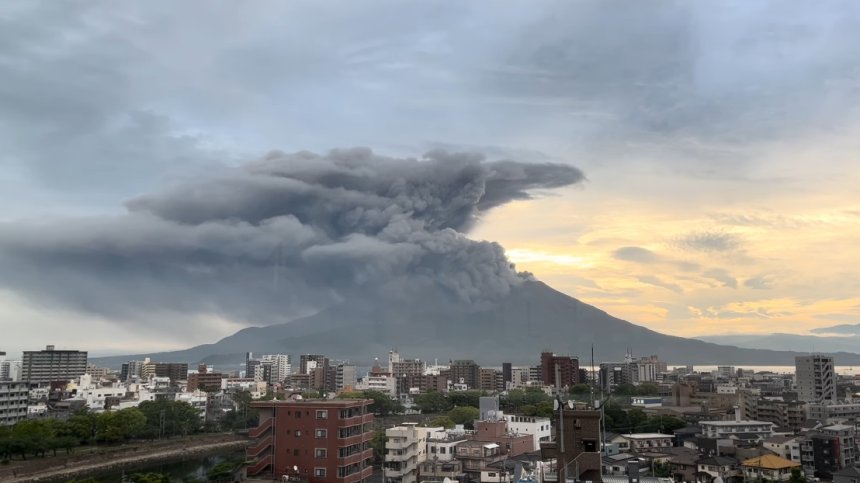 Град в Япония потъна в пепел след изригване на вулкана Сакураджима (ВИДЕО)