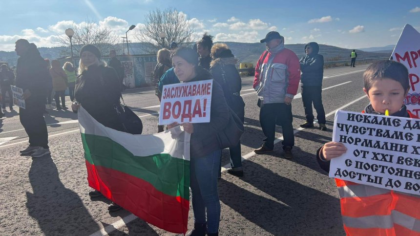 Пътна блокада - жители на Омуртаг имат вода два пъти седмично за по час