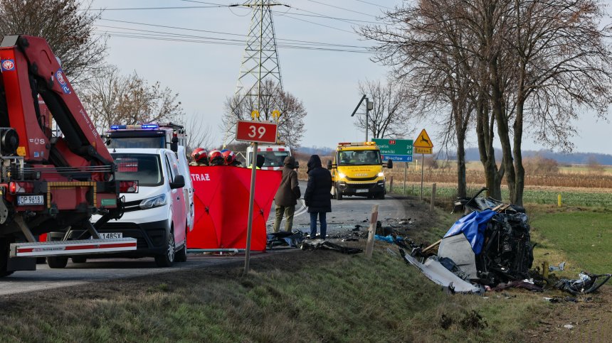 Трагедия в Полша: Шестима загинаха при челен сблъсък между две коли