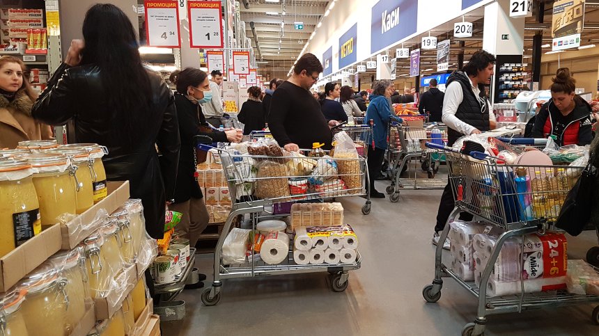 Правителството иска веригите да намалят цените на основните продукти