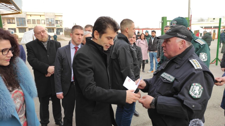 Петков инспектира пункта за бежанци край Русе, увери: Имаме работеща система