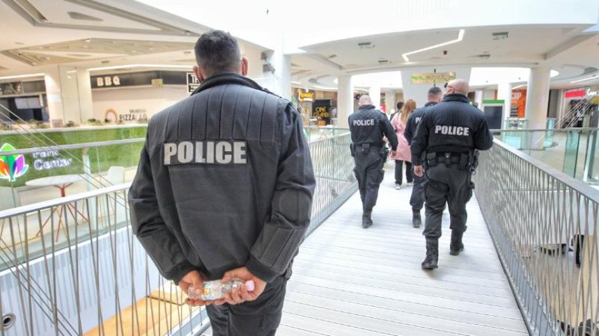 Протестиращи срещу Ковид мерките нахлуха в Mall of Sofia