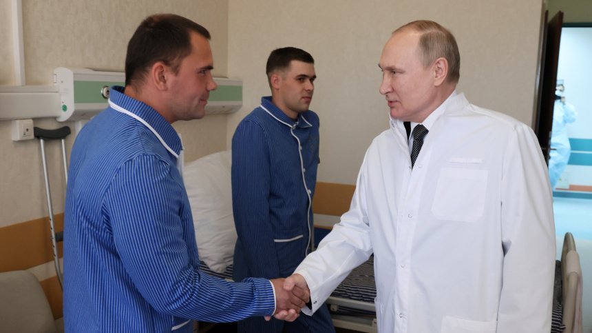 Зеленски се подигра с призива за мир на Кисинджър, докато Путин посети ранени военни